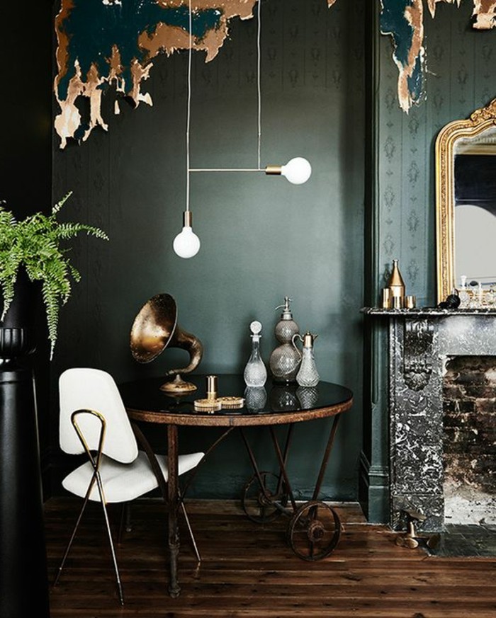 mur-en-vert-foncé-sol-en-parquet-clair-chaise-blanche-lustres-design-pour-créer-un-intérieur-chic