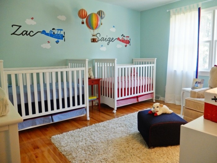 peinture-chambre-bebe-bleue-idee-deco-chambre-jumeaux-garcons-deux-lits-à-barreaux-déco-murale-personnalisée-et-très-intéressante