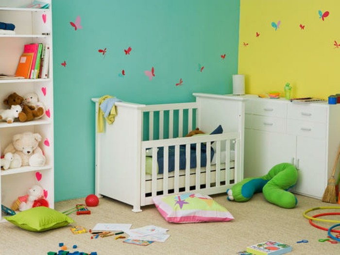 peinture-chambre-bébé-bleu-et-jaune-mur-décorée-de-petites-papillons-meubles-blancs