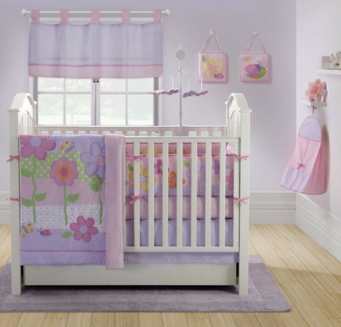 peinture-chambre-bébé-en-rose-et-violet-deco-chambre-beb-fille-lit-bébé-blanc-mobile-musiical-jolie-déco