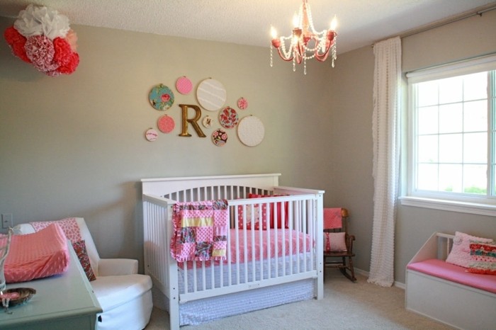 peinture-chambre-bébé-teinte-verte-avec-des-accents-roses-deco-chambre-bebe-fille
