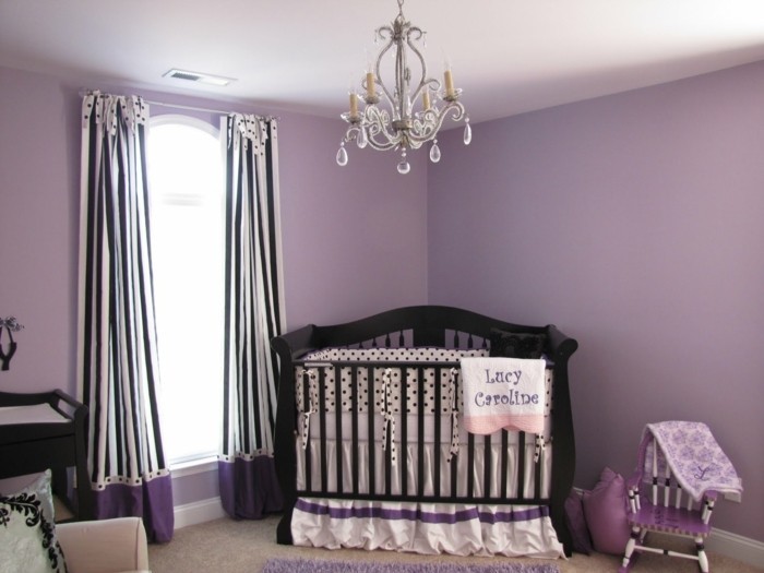 peinture-chambre-bébé-violette-lit-à-barreaux-en-bois-rideau-léger-en-blan-et-noir
