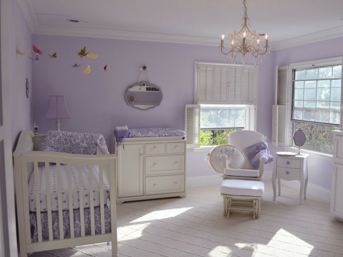 peinture-chambre-bébé-violette-meubles-blancs-une-chambre-très-élégante