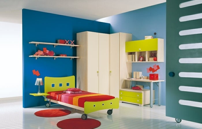 peinture-chambre-enfant-en-bleu-et-blanc-lit-à-roulettes-bureau-armoire-blanc
