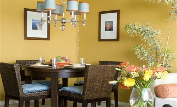 peinture-salle-à-manger-jaune-pastel-table-en-bois-chaises-en-rotin-ambiance-joyeuse-accueillante