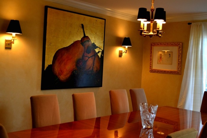 peinture-salle-à-manger-jaune-table-en-bois-chaises-tapisserie-marron-lumière-tamisée-formidable-tableau-moderne