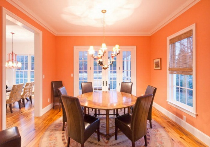 peinture-salle-à-manger-orange-tabe-et-chaises-en-bois