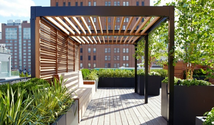 pergola-moderne-en-bois-et-aluminium-instalée-sur-le-toit-d-un-bâtiment-une-vértiable-oasis-dans-un-milieu-urbain