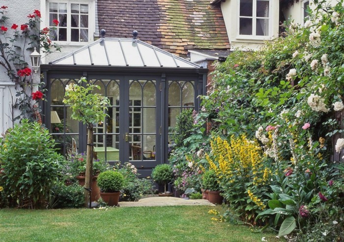 petite-veranda-moderne-aménagée-en-coin-de-travail-au-milieu-de-la-nature-baies-style-gothique