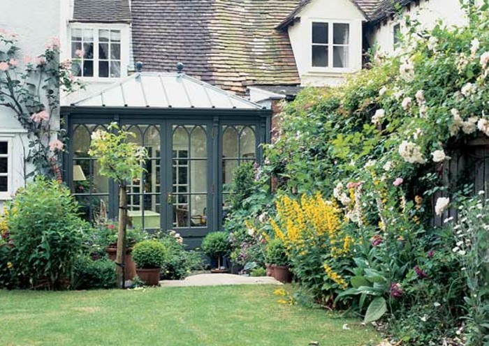 petite-veranda-victorienne-en-noir-qui-donne-sur-un-joli-jardin-magnifique-vitrage-gothique