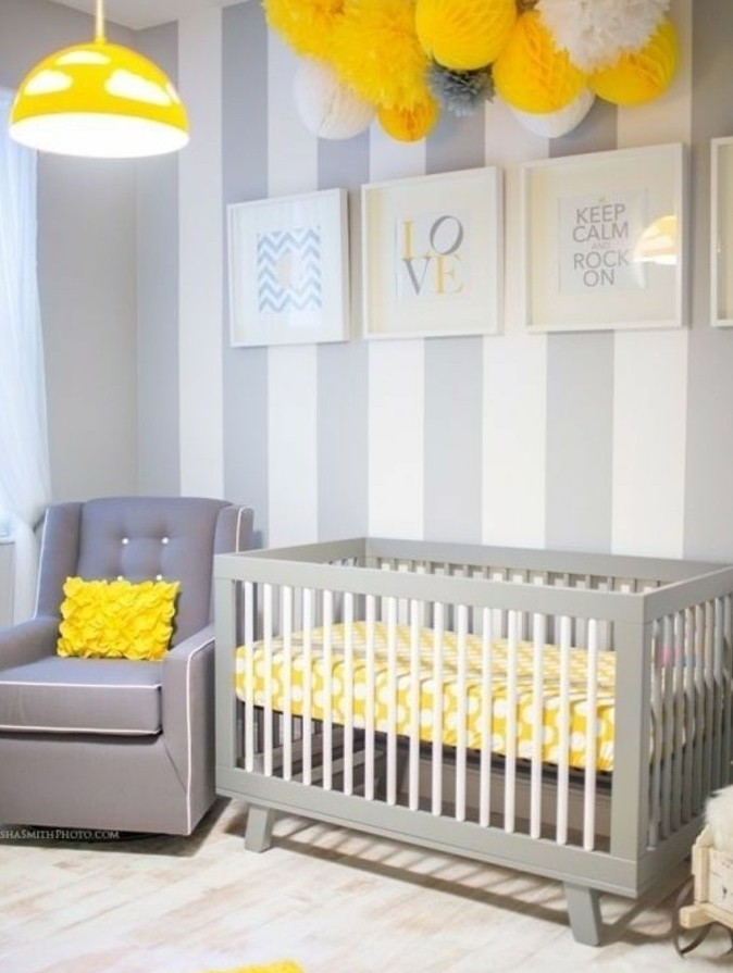 printure-chambre-bébé-à-rayures-blancs-et-gris-joli-décor-en-blanc-et-gris-et-jaune-qui-confère-une-touche-joyeux-à-l-ambiance
