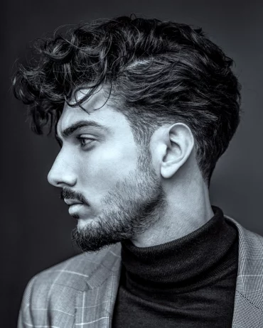 quiff pour homme cheveux boucles photo en noir et blanc