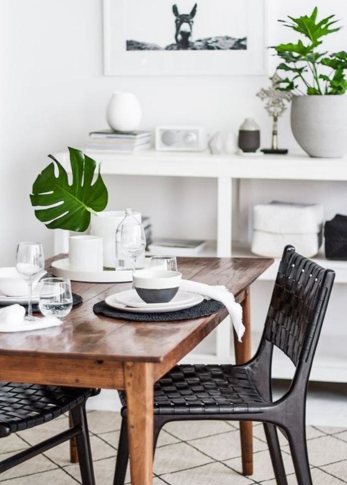 salle-à-manger-scandinave-chaises-noires-tressées-plantes-vertes