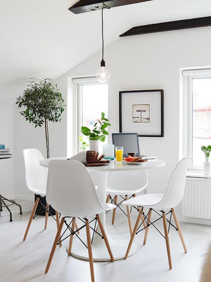 salle-à-manger-scandinave-chaises-scandinaves-autour-d'une-table-tulipe-blanche