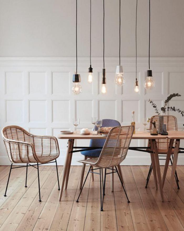 salle-à-manger-scandinave-suspensions-ampoules-sol-en-planches-de-bois