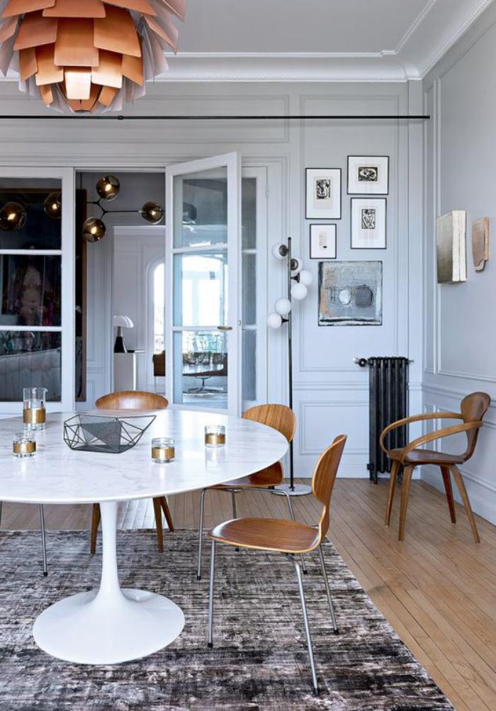 salle-à-manger-scandinave-table-blanche-tulipe-suspension-déco-tapis-original