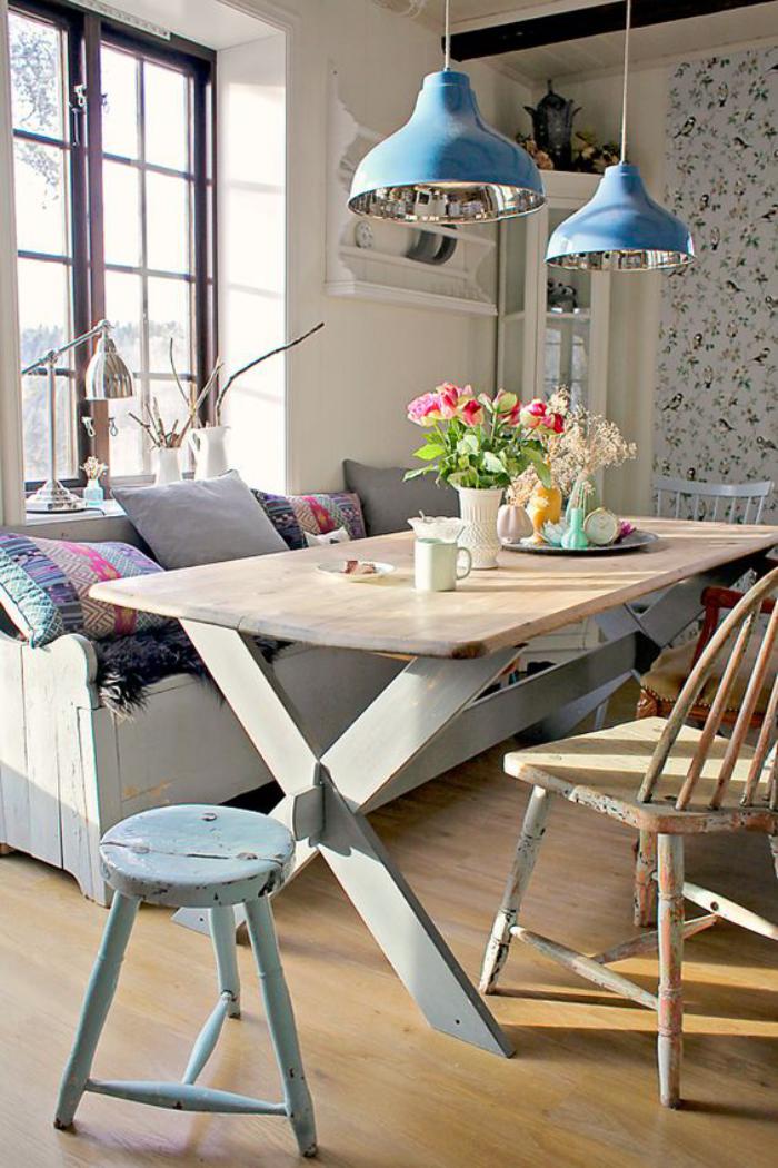 salle-à-manger-scandinave-table-bois-design-scandinave-et-suspensions-bleues-industrielles