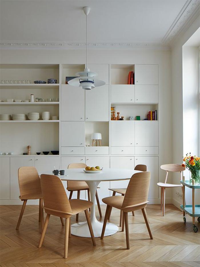 salle-à-manger-scandinave-table-tulipe-chaises-design-scandinave