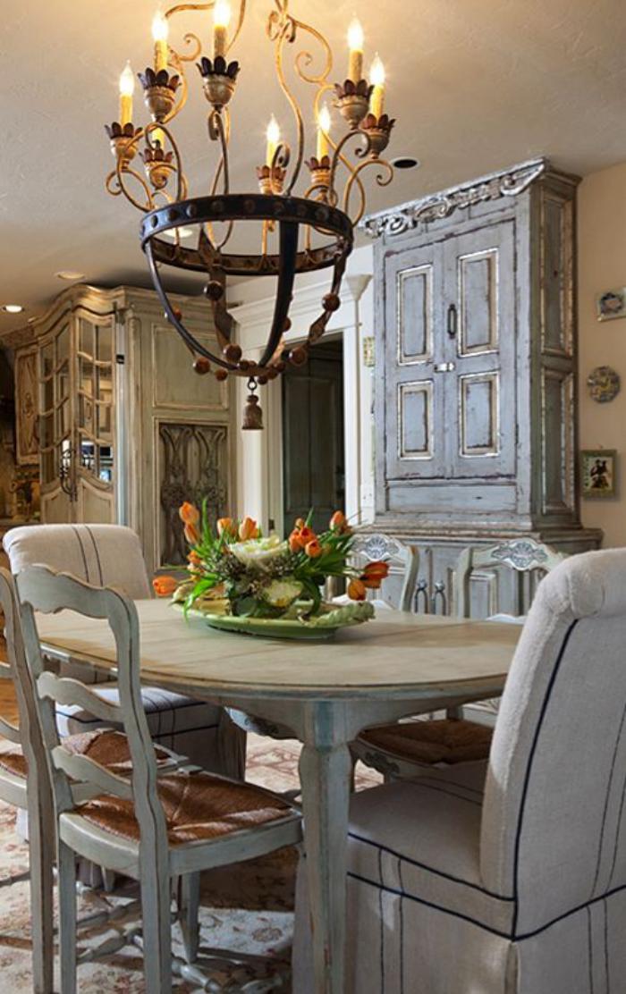 salle-à-manger-style-gustavien-chandelier-rustique-original