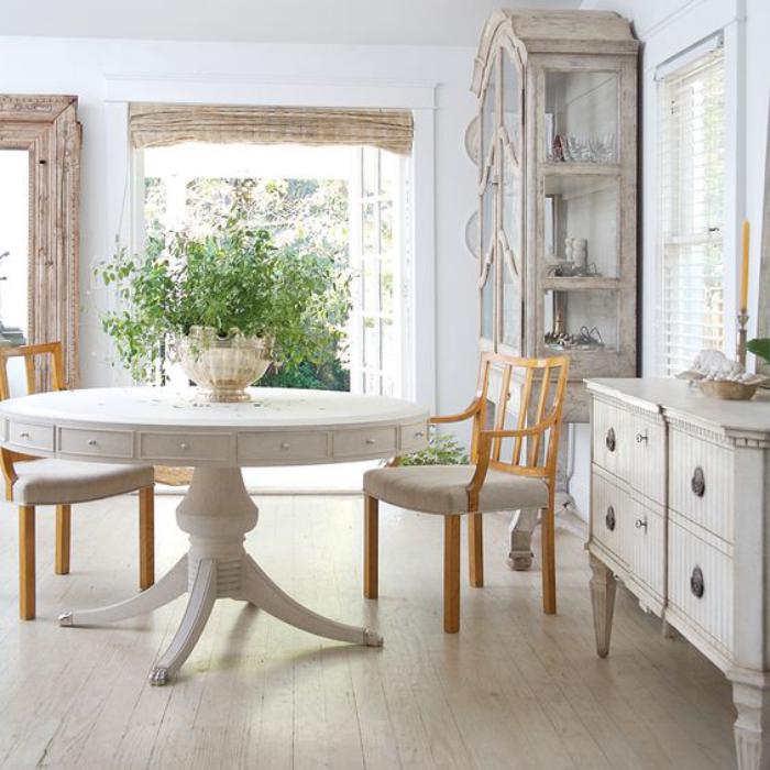 salle-à-manger-style-gustavien-table-blanche-country
