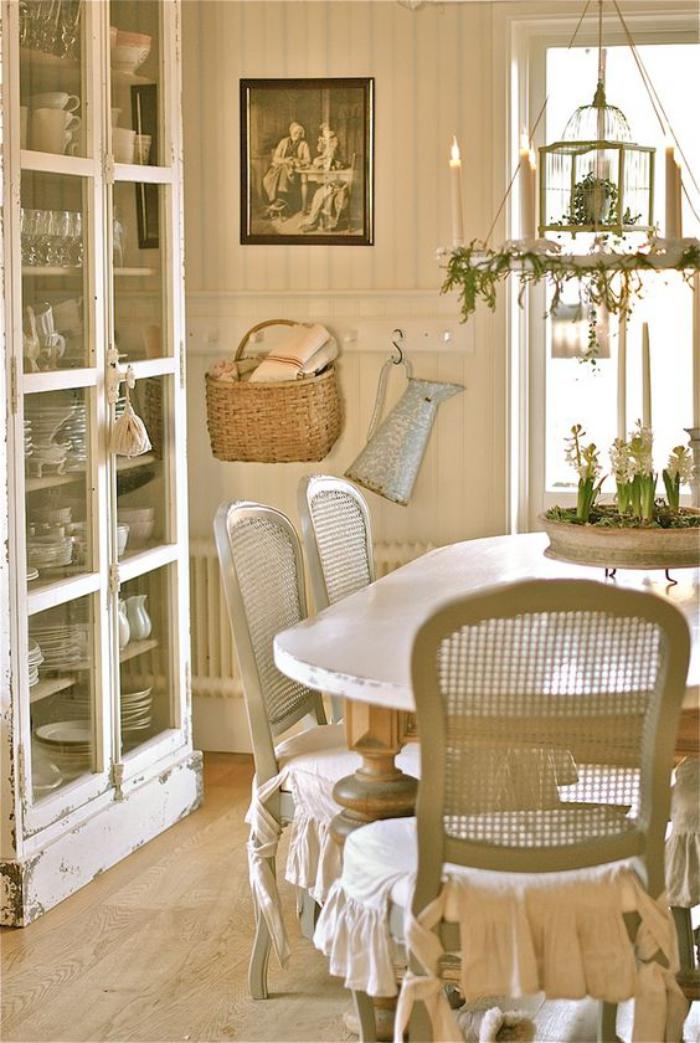 salle-à-manger-style-gustavien-table-blanche-ovale-chaises-vintage