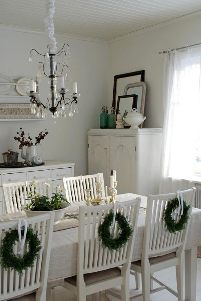 salle-à-manger-style-gustavien-table-de-repas-et-chaises-blanches