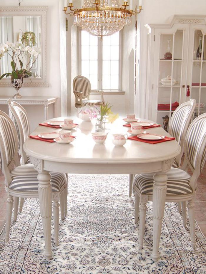 salle-à-manger-style-gustavien-table-ovale-et-chaises-à-rayures