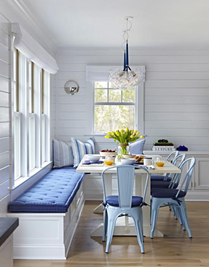 table-avec-banquette-jolie-table-à-manger-avec-chaises-tolix-bleues