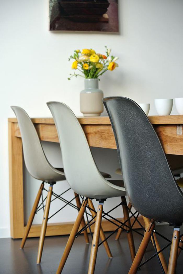 table-de-salle-à-manger-bois-avec-chaises-grises