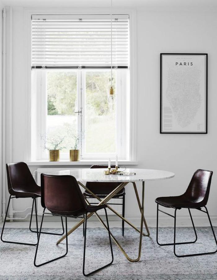 table-de-salle-à-manger-design-et-chaises-en-cuir