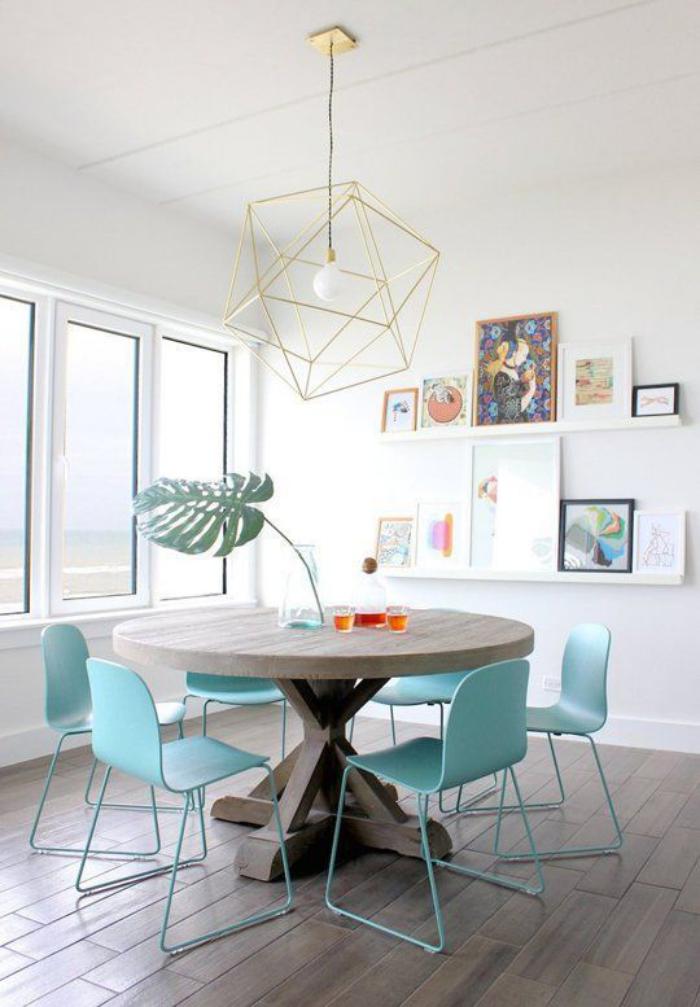 table-de-salle-à-manger-ronde-et-chaises-design-turquoises