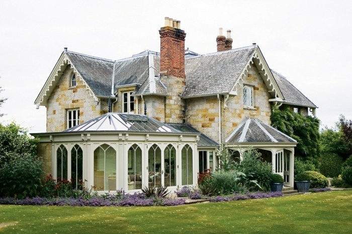 très-joli-design-veranda-style-victorien-adossée-à-une-maison-au-style-victorien-très-beaux-vitrages-paysage-pittoresque
