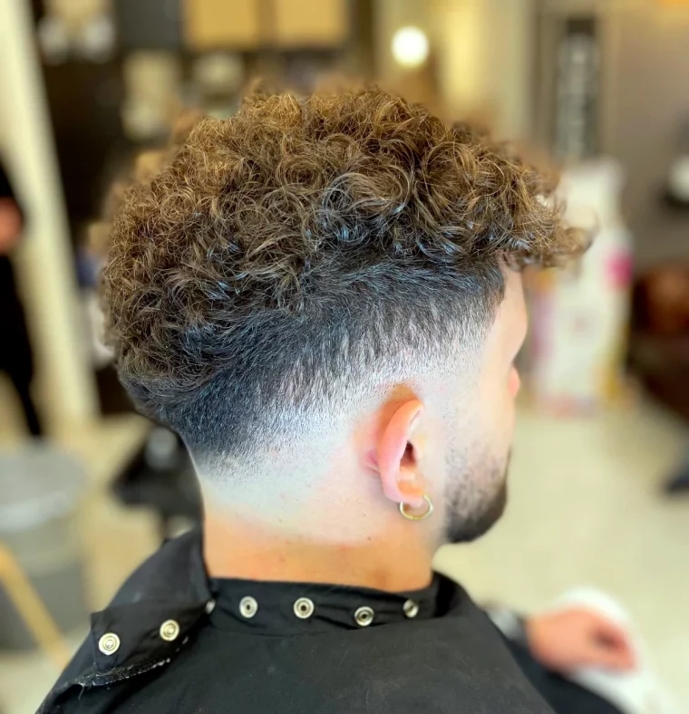 undercut pour cheveux boucle coiffure homme tendance 2024