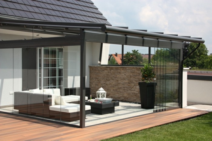 une-petite-veranda-contemporaine-gain-de-place-modele-de-veranda-en-verre-ultra-moderne