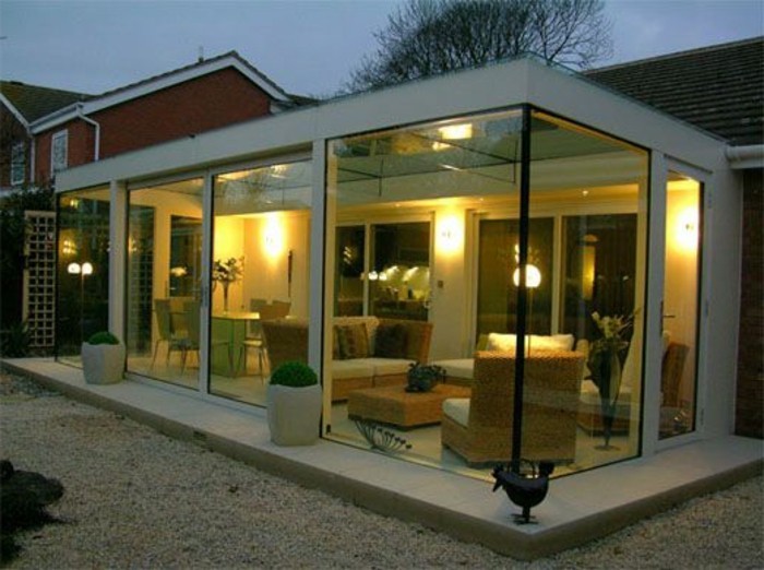 une-veranda-moderne-extraordinaire-qui-change-complètement-le-look-de-cette-maison-tout-à-fait-ordinaire-veranda-aménagé-en-salle-de-séjoir-atmosphère-romantique-créée-par-les-lumières-douces