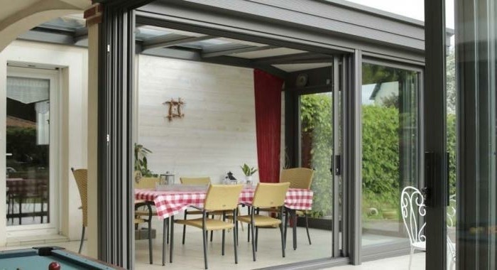 veranda-alu-modele-de-veranda-homéa-intérieur-aménagé-en-salle-à-manger