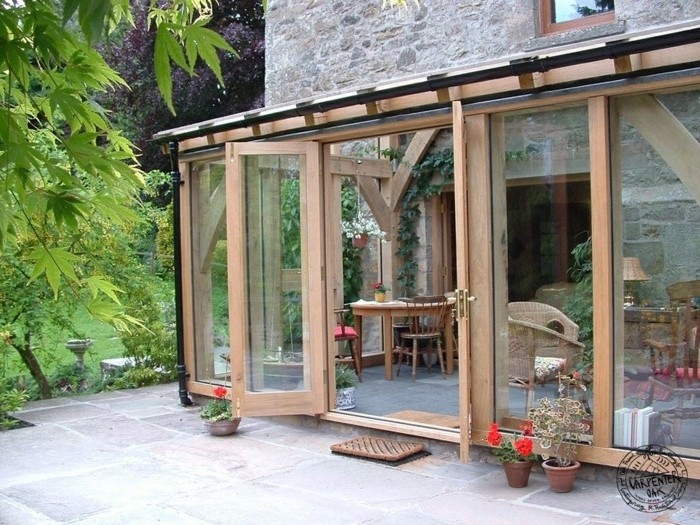 veranda-contemporaine-en-bois-et-verre-style-rustique-deco-veranda-très-coquette