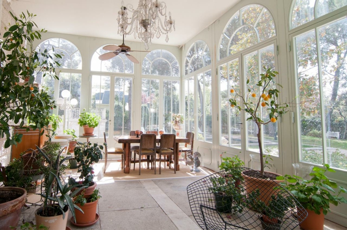 veranda-moderne-baies-vitrées-somptueuses-lustres-très-élégant-décoration-composée-de-fleurs