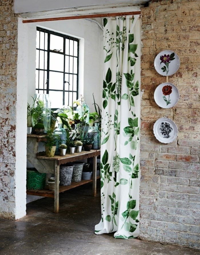 veranda-moderne-botanique-adossée-à-un-mur-en-briques-une-suggestion-extraordinaire