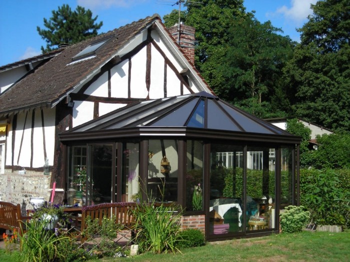 veranda-moderne-en-aluminium-veranda-adossée-à-une-maison-rustique-très-coquette-veranda-contemporaine-au-goût-vintage
