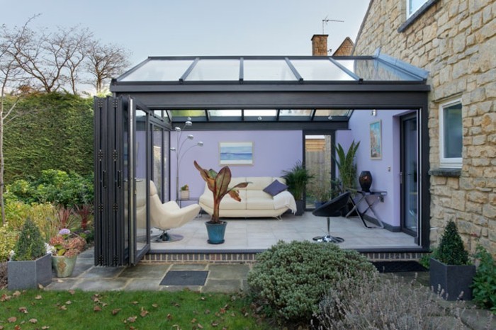 veranda-moderne-en-aluminium-modele-de-veranda-contemporaine-personnalisée-murs-en-mauve-canapé-et-fauteuil-blancs
