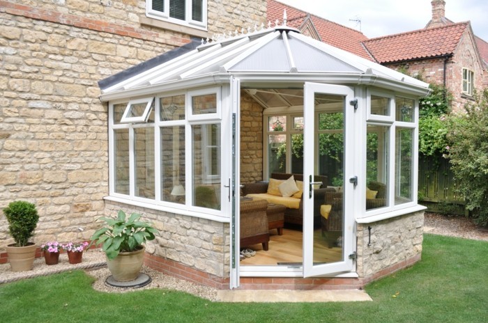 veranda-moderne-en-aluminium-modele-petite-veranda-double-vitrage-ambiance-cozy-un-petit-coin-de-repos-à-l-extérieur