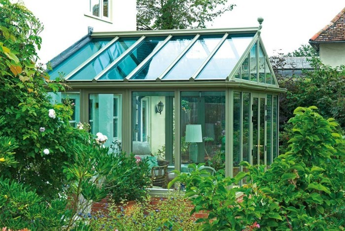 veranda-moderne-en-aluminium-plongée-dans-la-verdure-du-jardin-avoisinnant