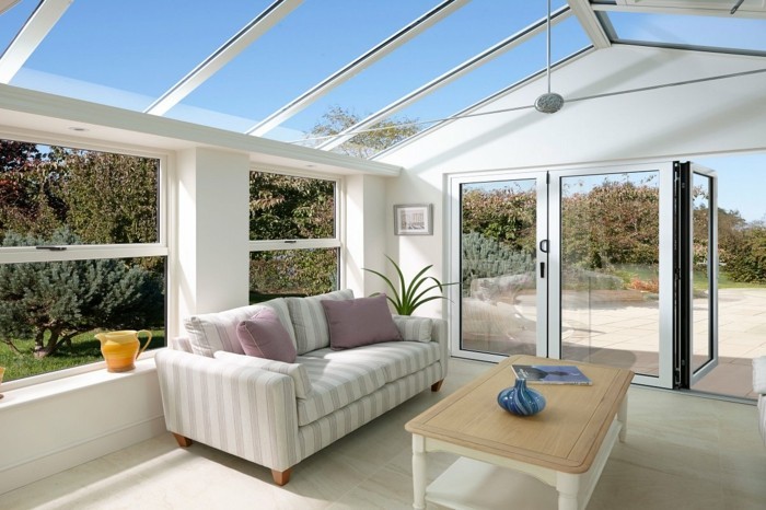 veranda-moderne-en-blanc-modele-veranda-lumineuse-toit-veranda-en-verre-deco-veranda-sobre-épurée