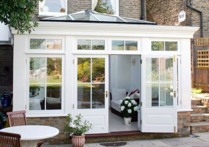 veranda-moderne-en-blanc-qui-contraste-avec-le-bâtiment-adjacent-modele-de-veranda-élégant