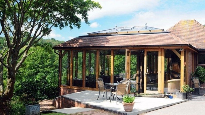 veranda-moderne-en-bois-convenable-une-villa-située-sur-une-île-exotique-veranda-avec-très-belle-vue