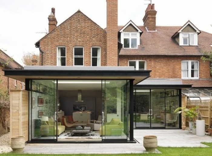 veranda-moderne-en-noir-une-extension-maison-créant-un-contraste-veranda-très-accueillante