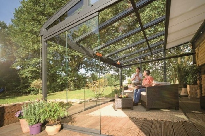veranda-moderne-en-verre-meubles-en-rotin-déco-composée-de-plantes