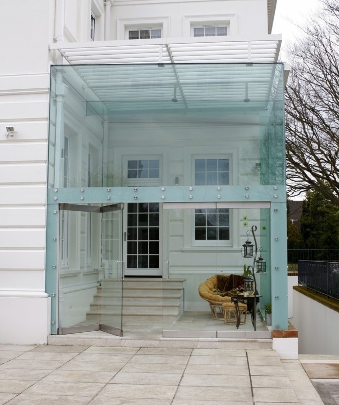 veranda-moderne-extension-en-verre-look-moderne-et-très-stylé-solution-idéale-pour-un-espace-restreint