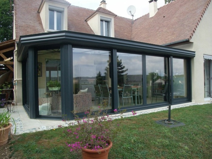 veranda-moderne-qui-ajoute-une-touche-moderne-à-cette-maison-de-style-classique-véranda-noire-en-aluminium-vitrages